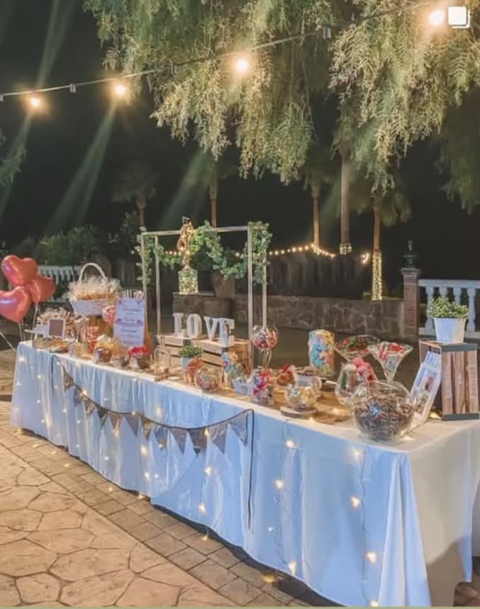 Mesa dulce de boda con luces cálidas